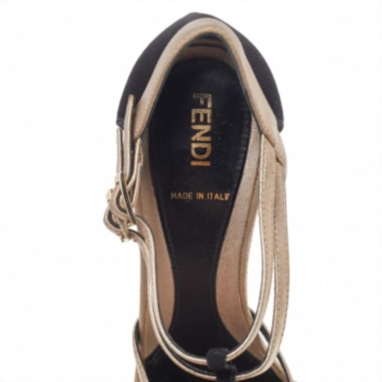 Ces jolies sandales Fendi vous apporteront la bonne dose de style et de confort. Elles sont réalisées en cuir et en satin et reposent sur des talons de 12,5 cm soutenus par des plates-formes. Elles sont jolies et faciles à mettre en valeur.