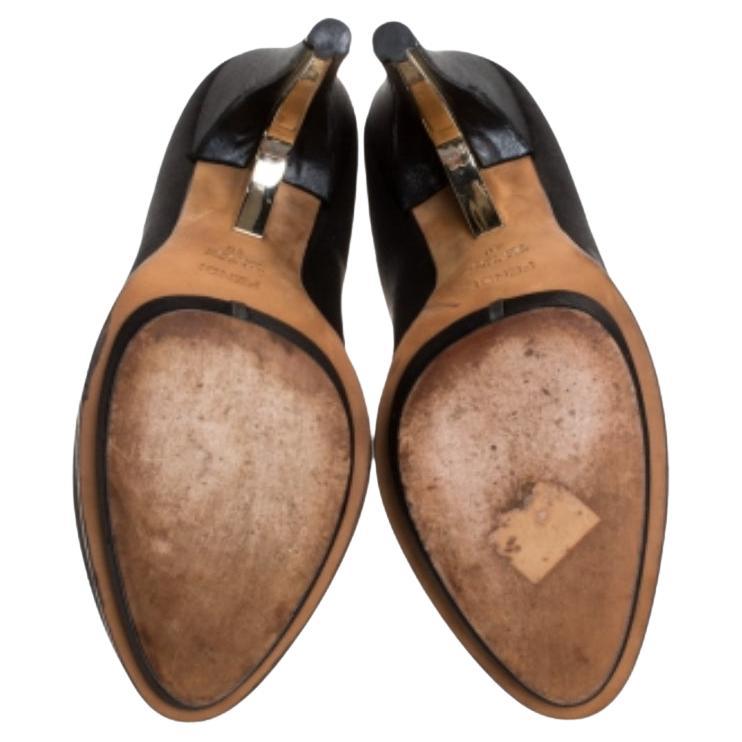 Vous allez adorer ces superbes escarpins de Fendi, car ils sont bien construits et tout à fait magnifiques ! Confectionnées en satin noir, elles sont dotées de bouts ronds, de talons-ponts de 14,5 cm et de semelles intérieures confortables.