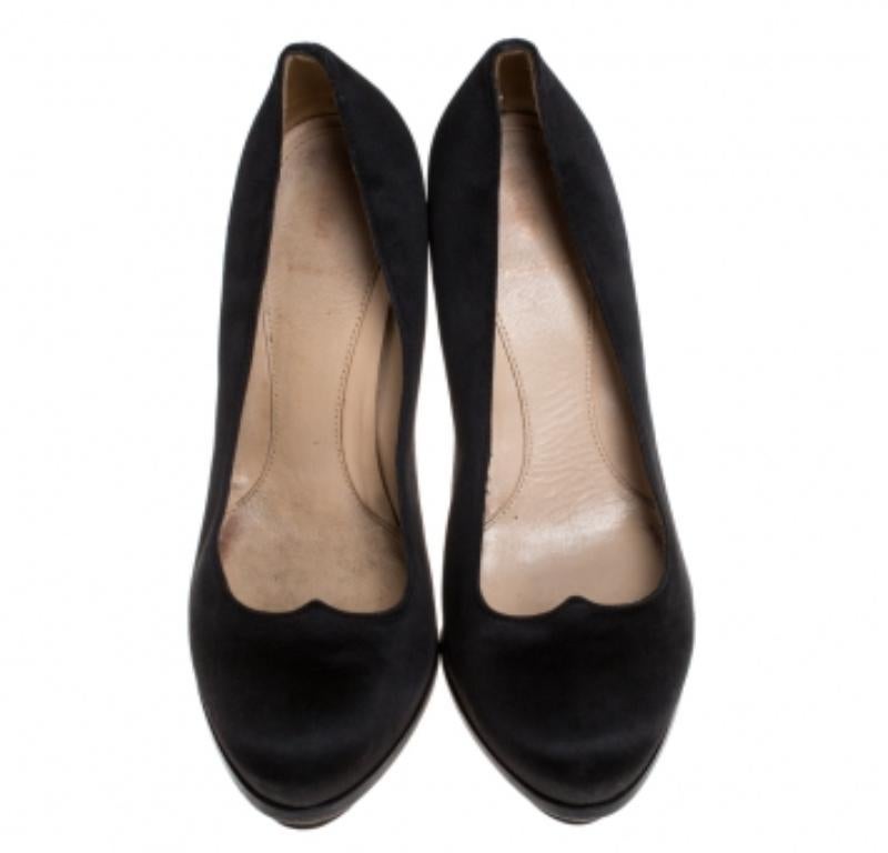 Fendi - Escarpins à talons compensés en satin noir - Taille 40 État moyen - En vente à Dubai, Al Qouz 2