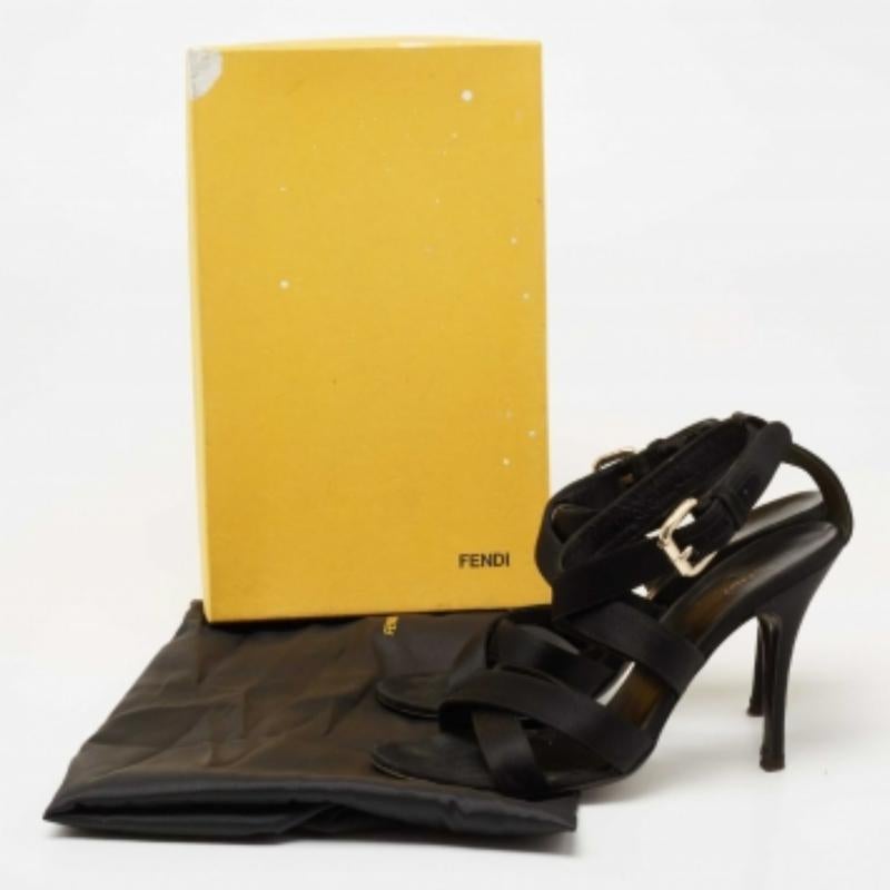 Questi sandali della Maison Fendi sono all'insegna della classe e dell'eleganza! Sono realizzate in pelle satinata nera all'esterno e presentano un cinturino incrociato, finiture dorate e tacco di 10 cm. Prendi subito queste bellezze!