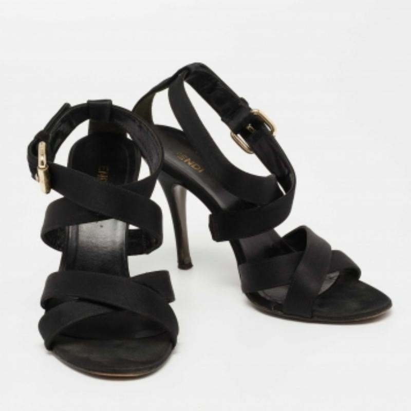 Fendi raso nero  Sandali con cinturino alla caviglia Criss Cross Taglia 37 In condizioni discrete in vendita a Dubai, Al Qouz 2