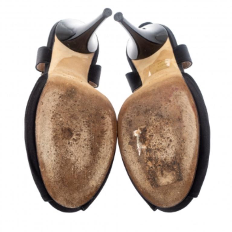 Ces jolies sandales noires de Fendi sont élégantes et ajouteront une touche de glamour à n'importe quelle tenue. Confectionnées en satin luxueux, elles sont dotées de peep toes, d'empeignes ornées de cristaux et d'une bride arrière. Elles sont