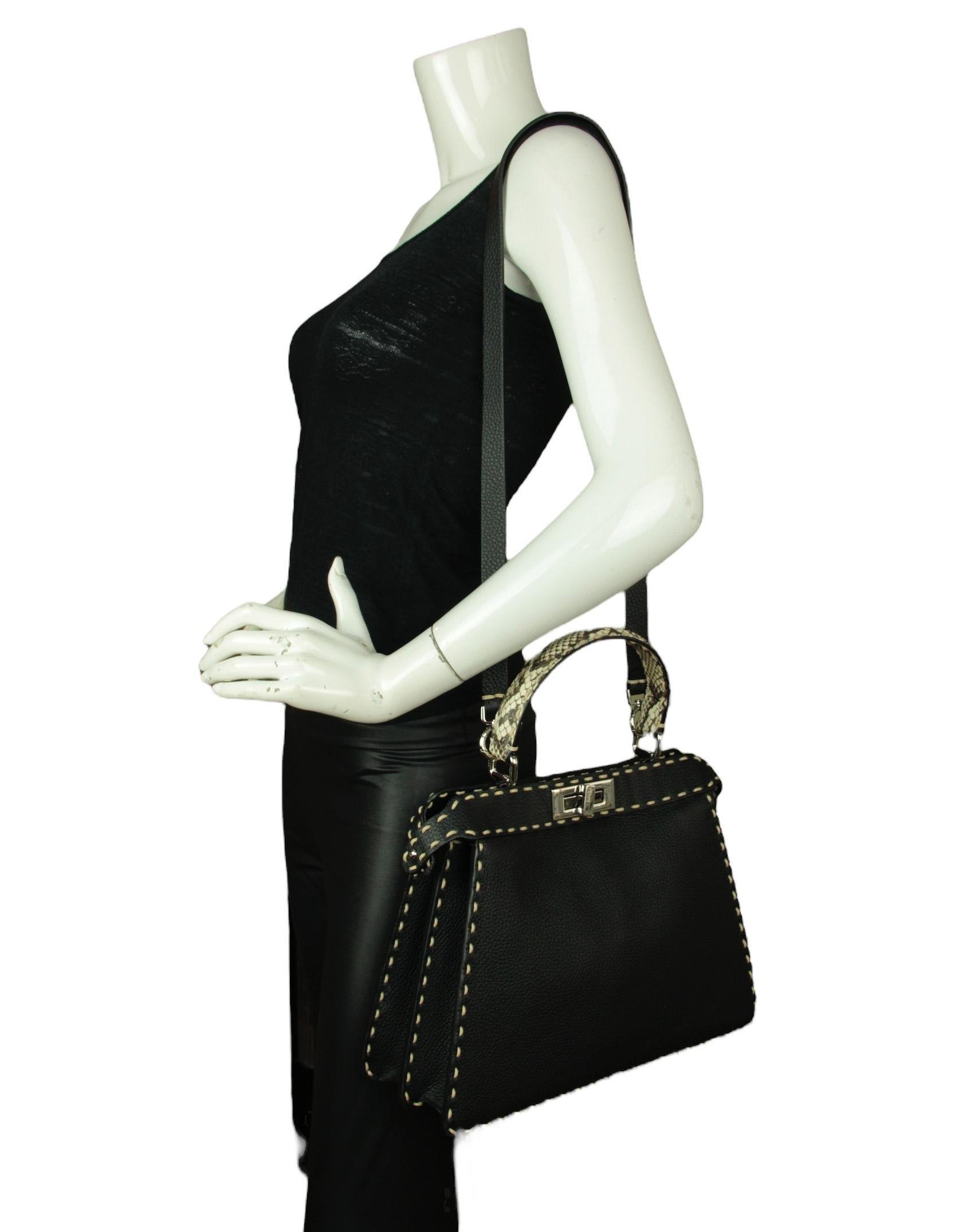 Fendi - Sac à main en cuir Selleria noir avec poignée en peau de serpent

Fabriqué en : Italie
Couleur : noir avec peau de serpent grise

Matériel : Silvertone
MATERIAL : Cuir Selleria et peau de serpent élaphe
Doublure : Daim
Fermeture/ouverture :