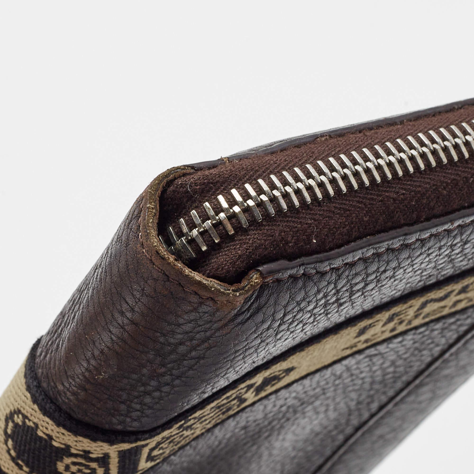 Fendi Black Sellieria Leather Logo Zip Around Continental Wallet For Sale 3
