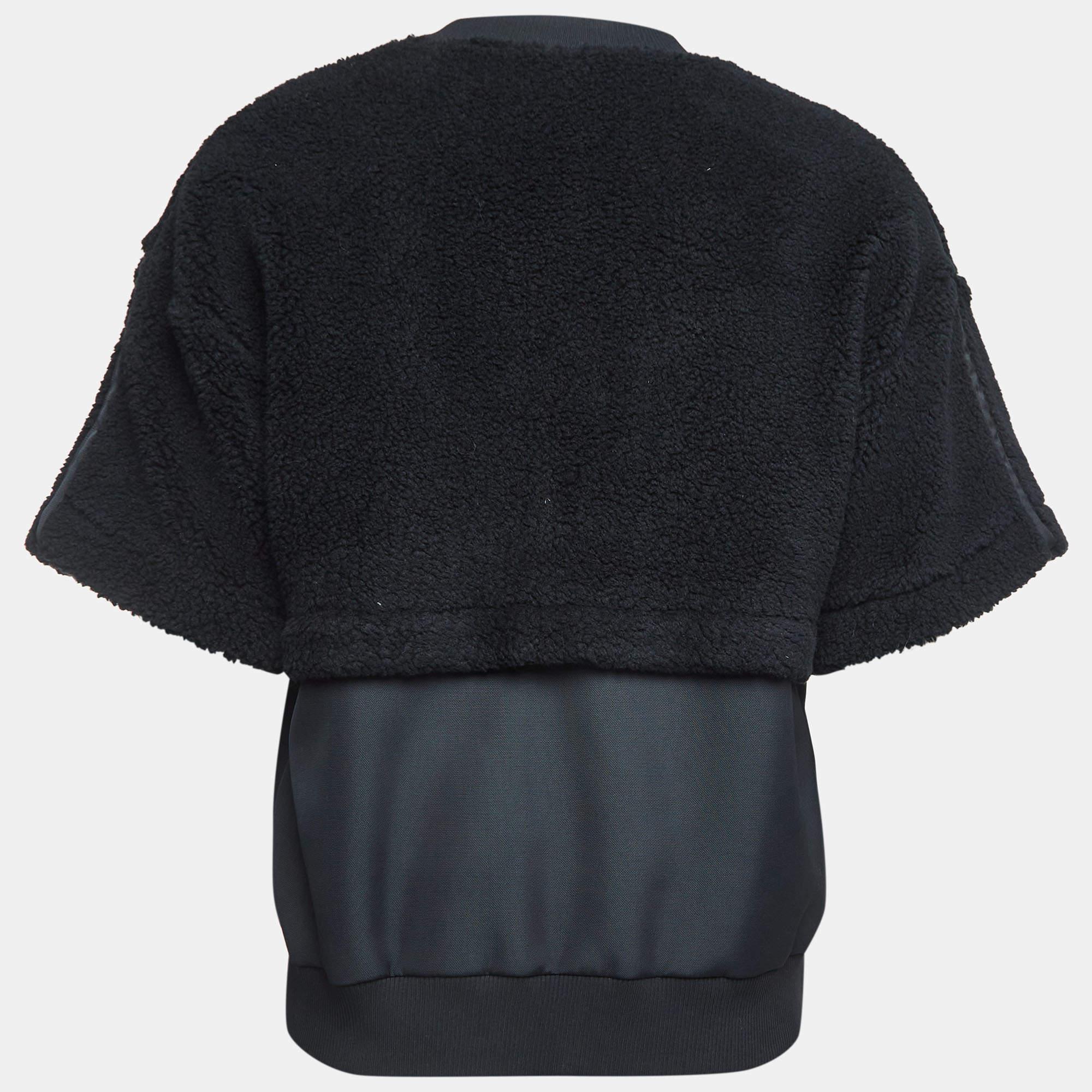 Erleben Sie unvergleichlichen Komfort und Raffinesse mit dem Pullover von Fendi. Dieser aus plüschigem Shearling gefertigte Pullover strahlt raffinierten Stil aus. Der schlichte Rundhalsausschnitt wird durch exquisite Taschendetails aufgewertet und