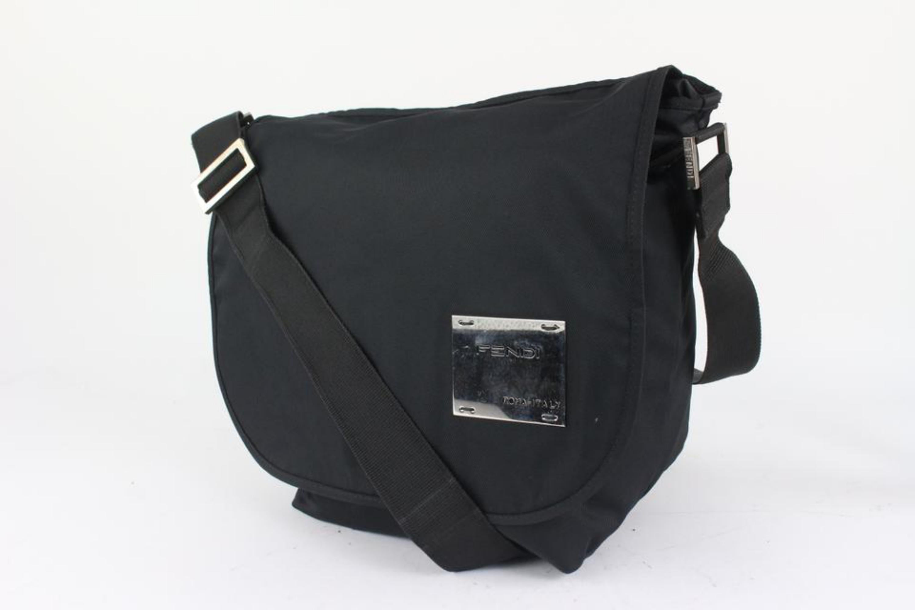 Fendi Messenger Bag mit schwarz-silberner Plakette 1013f24 im Angebot 7