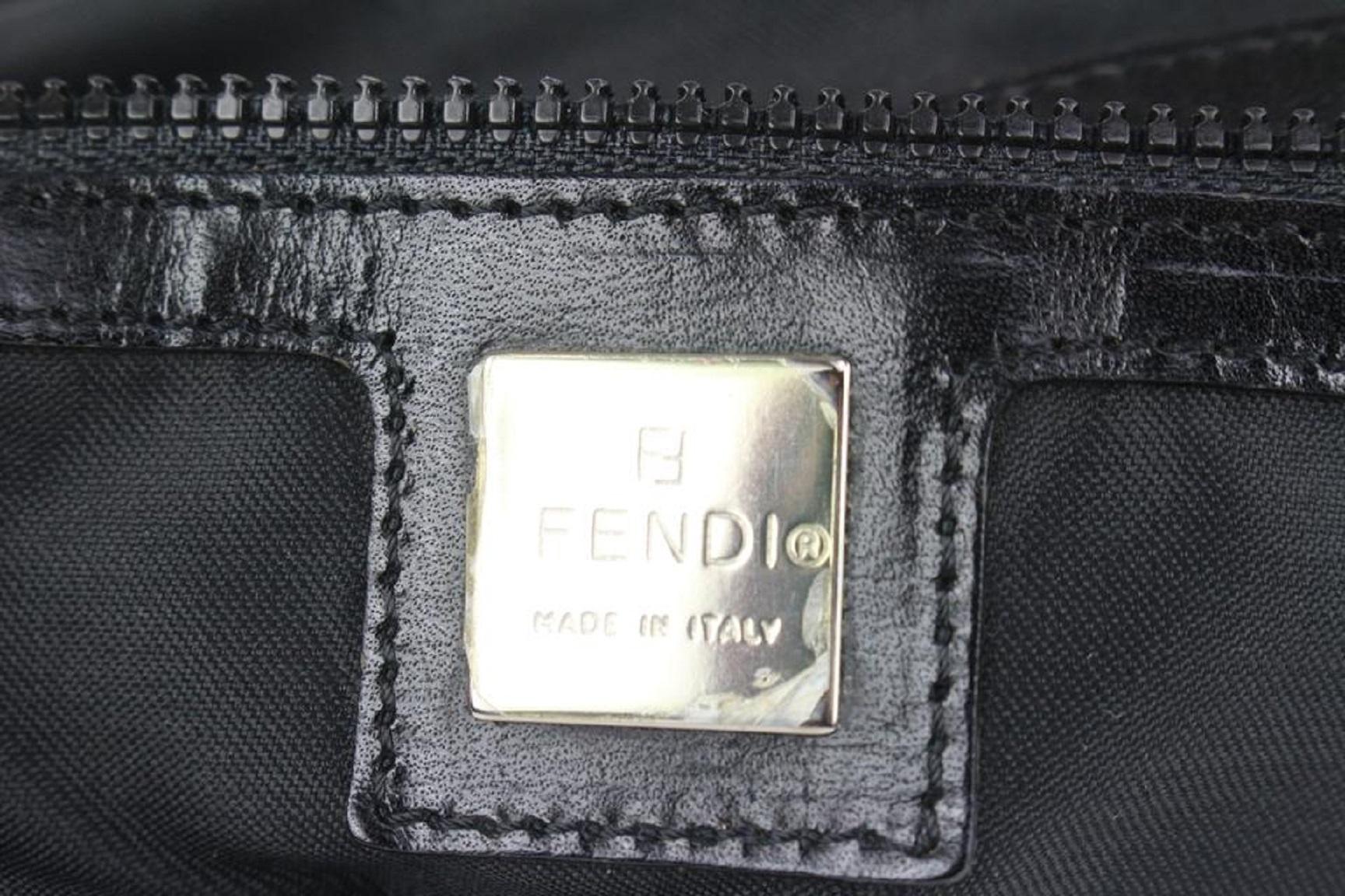 Fendi Messenger Bag mit schwarzer und silberner Plakette 1013f24 (Schwarz) im Angebot