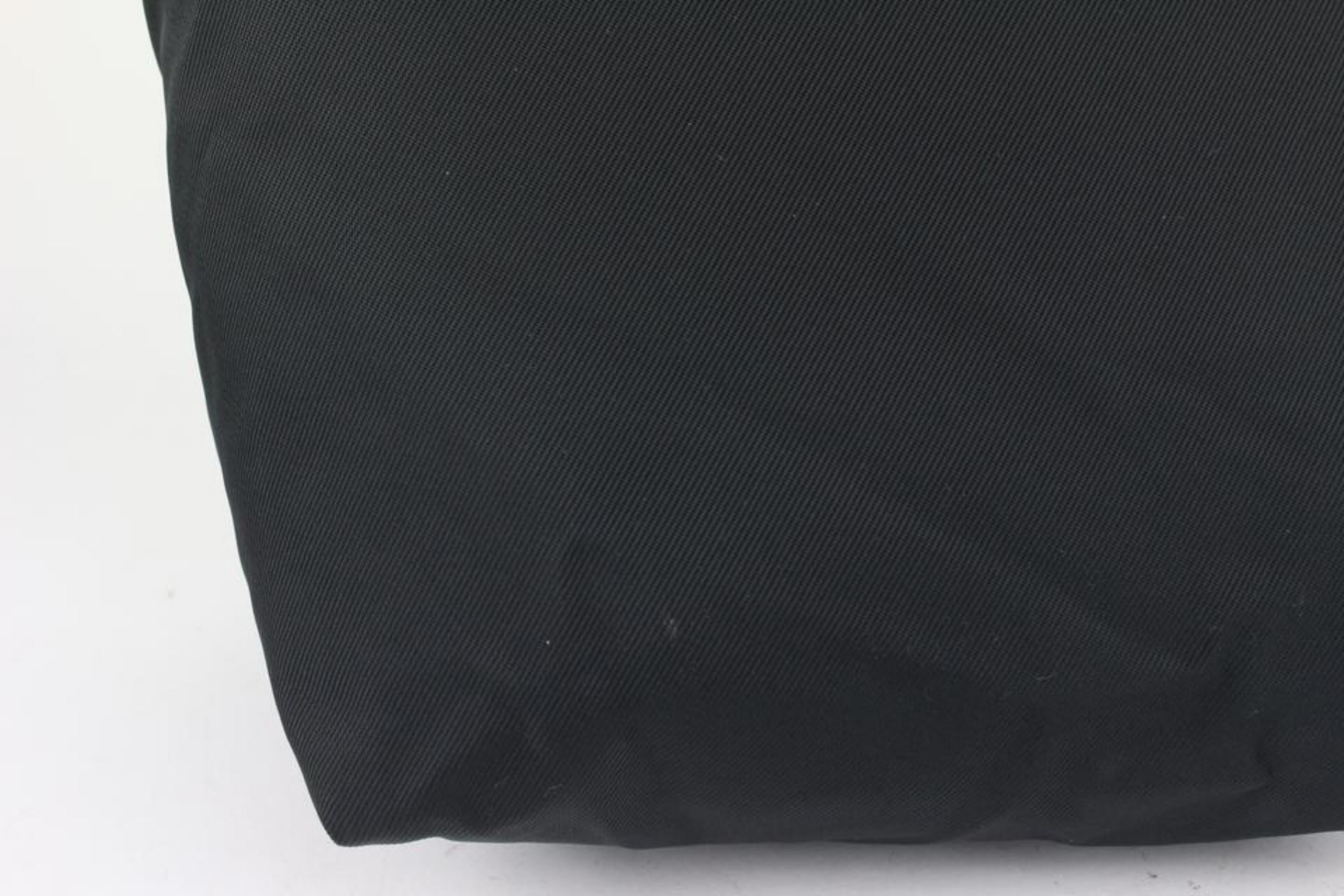 Fendi Messenger Bag mit schwarz-silberner Plakette 1013f24 im Zustand „Hervorragend“ im Angebot in Dix hills, NY