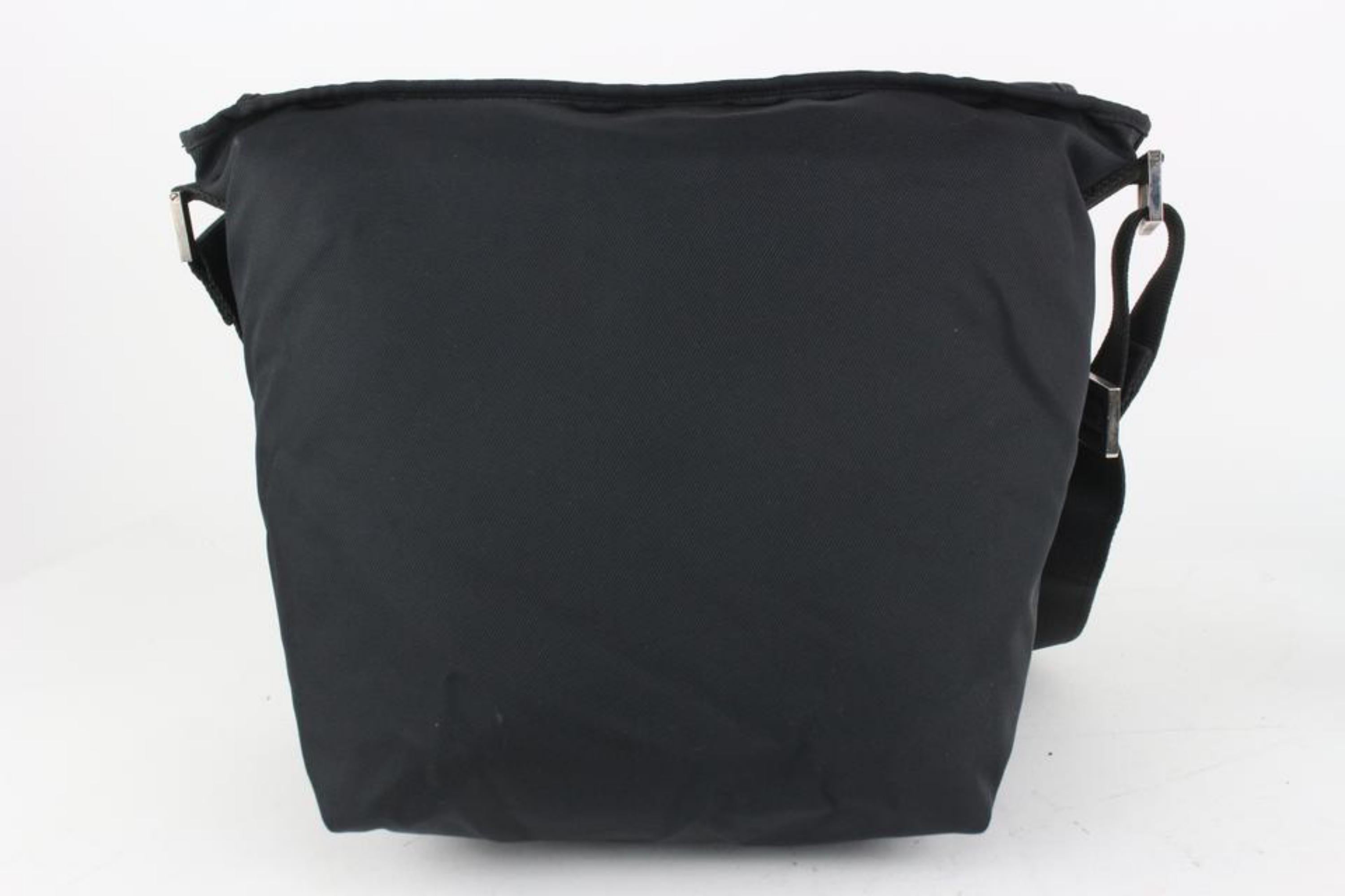 Fendi Messenger Bag mit schwarz-silberner Plakette 1013f24 im Angebot 1