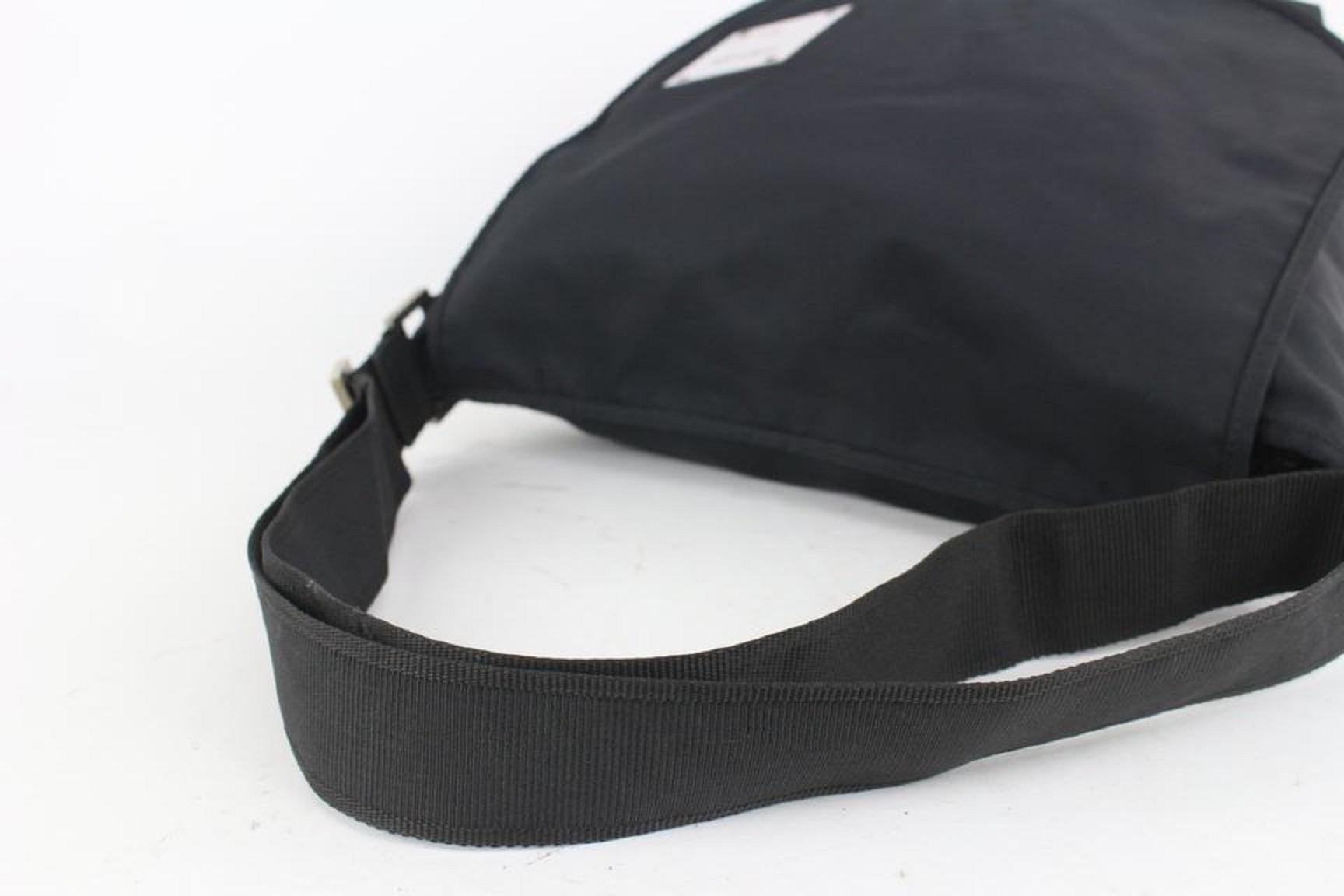 Fendi Messenger Bag mit schwarzer und silberner Plakette 1013f24 im Angebot 2