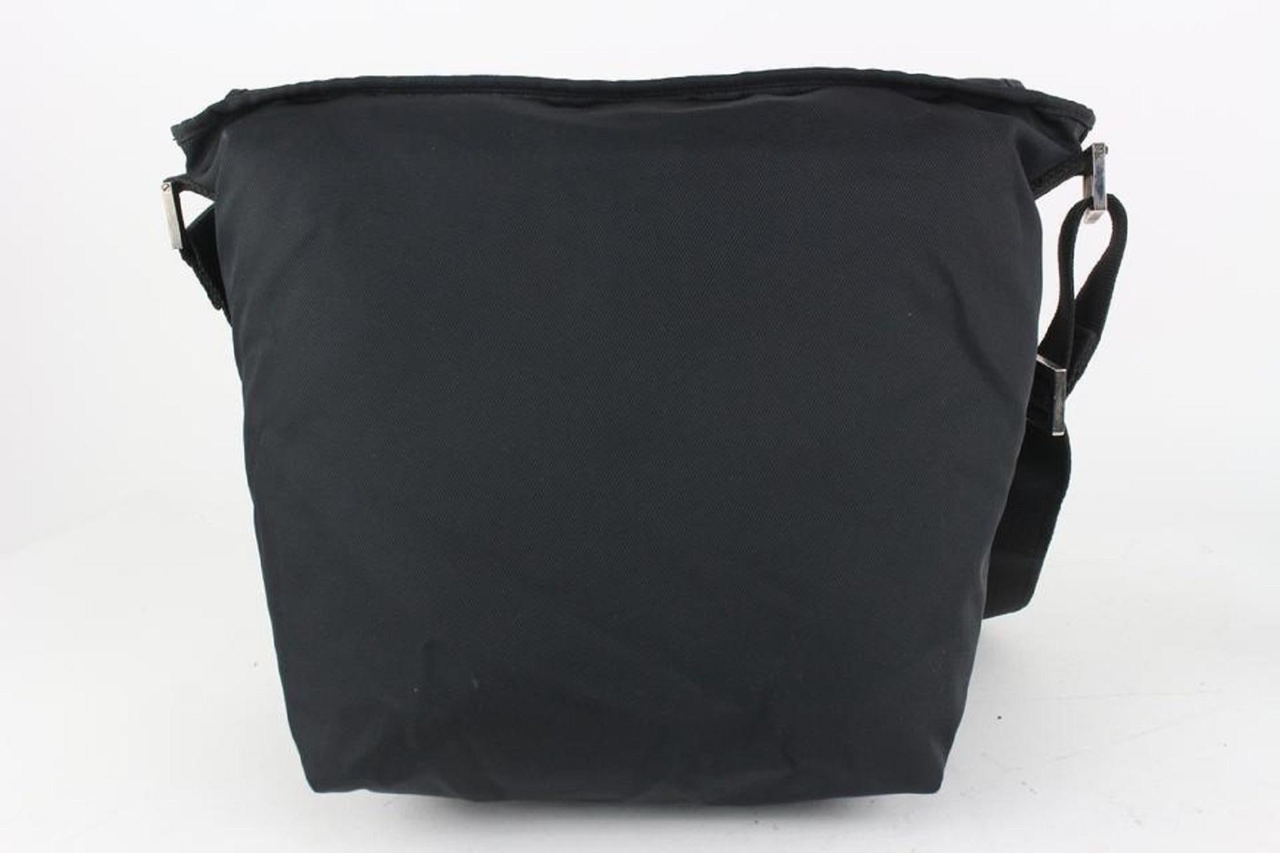 Fendi Messenger Bag mit schwarzer und silberner Plakette 1013f24 im Angebot 3