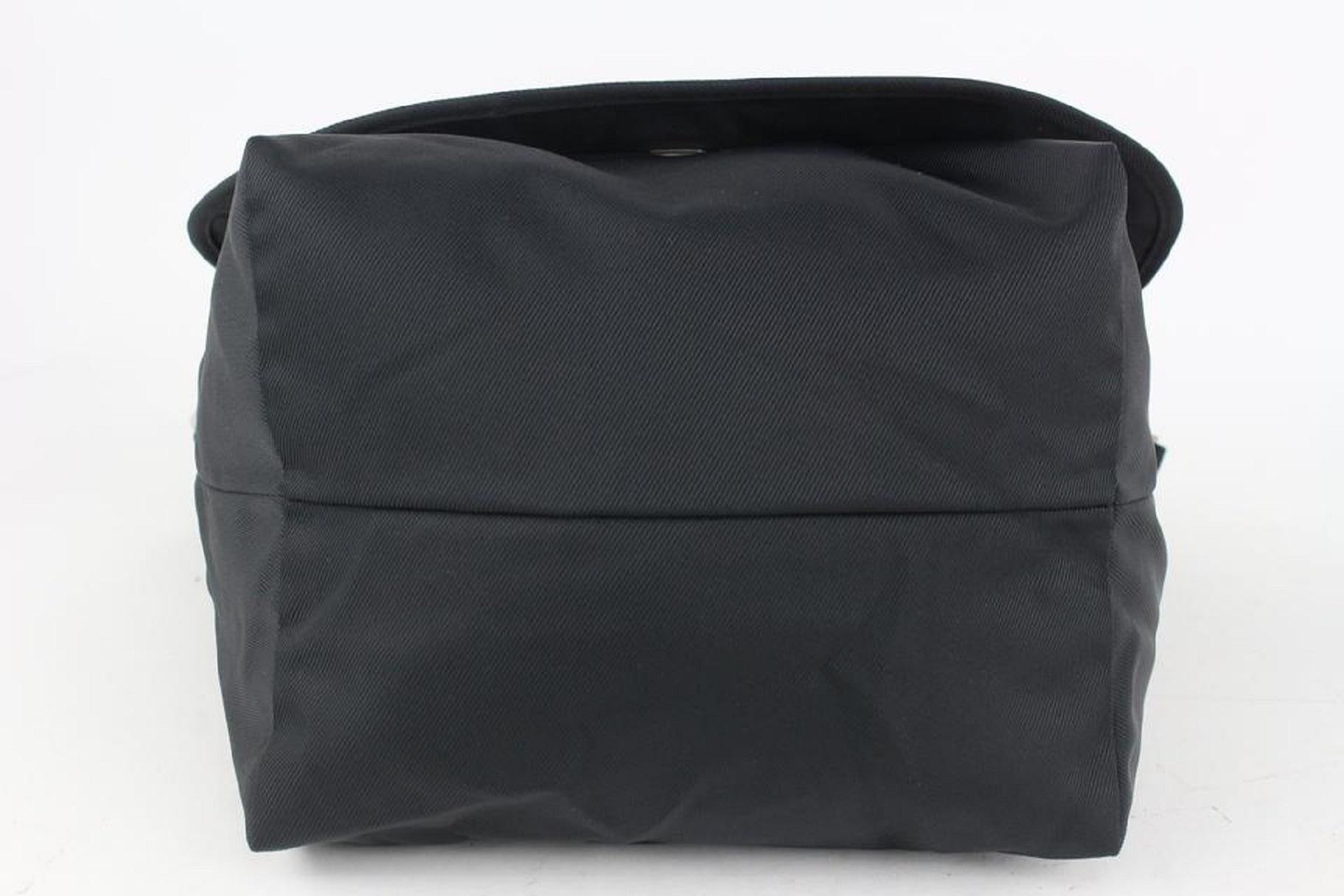 Fendi Messenger Bag mit schwarzer und silberner Plakette 1013f24 im Angebot 4