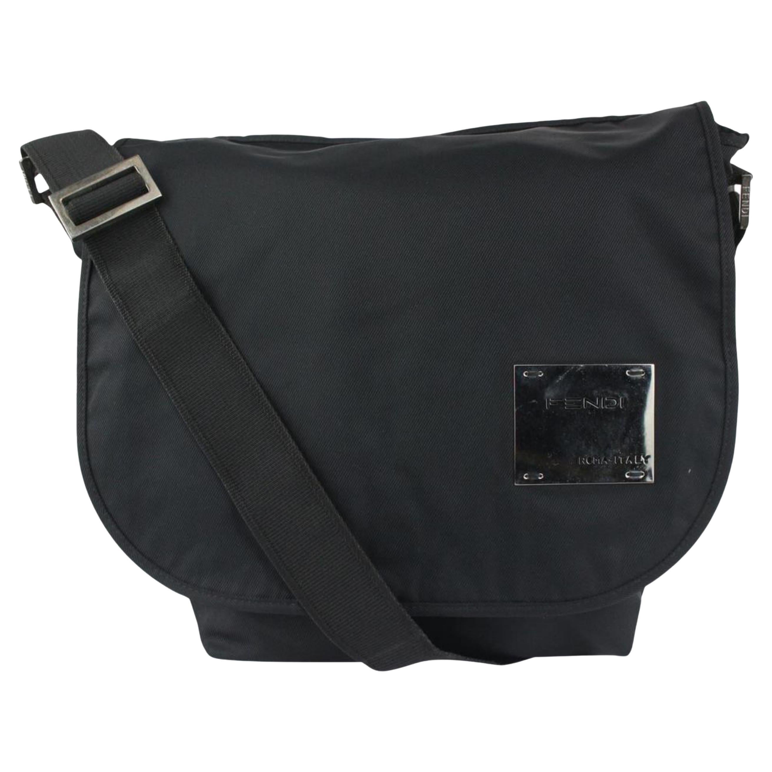 Fendi Messenger Bag mit schwarz-silberner Plakette 1013f24 im Angebot
