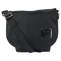 Fendi Messenger Bag mit schwarz-silberner Plakette 1013f24