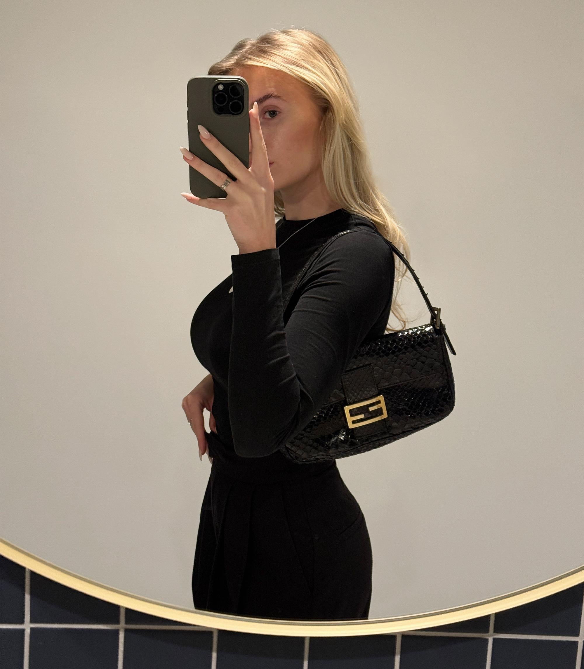 Bolso vintage Fendi de piel de serpiente negra

Detalles del producto
Xupes Ref: CB1526
Marca: Fendi
Model No: Bolsa Baguette
Tipo: Hombro, Asa superior
Color: Negro
Ferretería: Oro
Material(es): Piel de serpiente

Especificación
Altura: 17