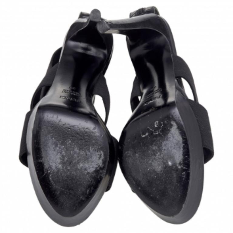 Provenant de la maison Fendi, ces magnifiques sandales vous donneront une allure soignée pour la journée. Elles sont réalisées en cuir et bande extensible noirs, avec des détails à lanières qui soulignent leur forme. Elles sont dotées d'un revers à