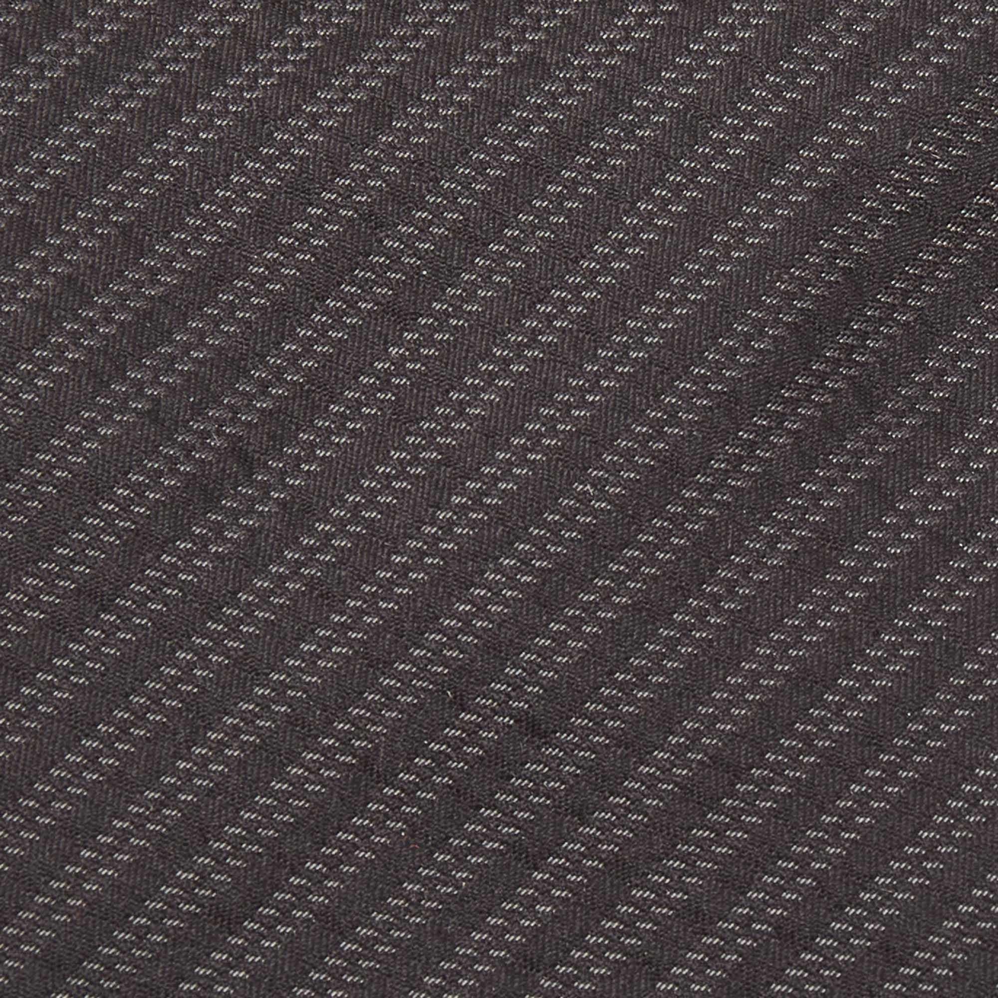 Pick this Fendi tie to give your formal look a touch of luxury. It is cut from silk and detailed with stripes all over. It is finished with the brand label on the back.
