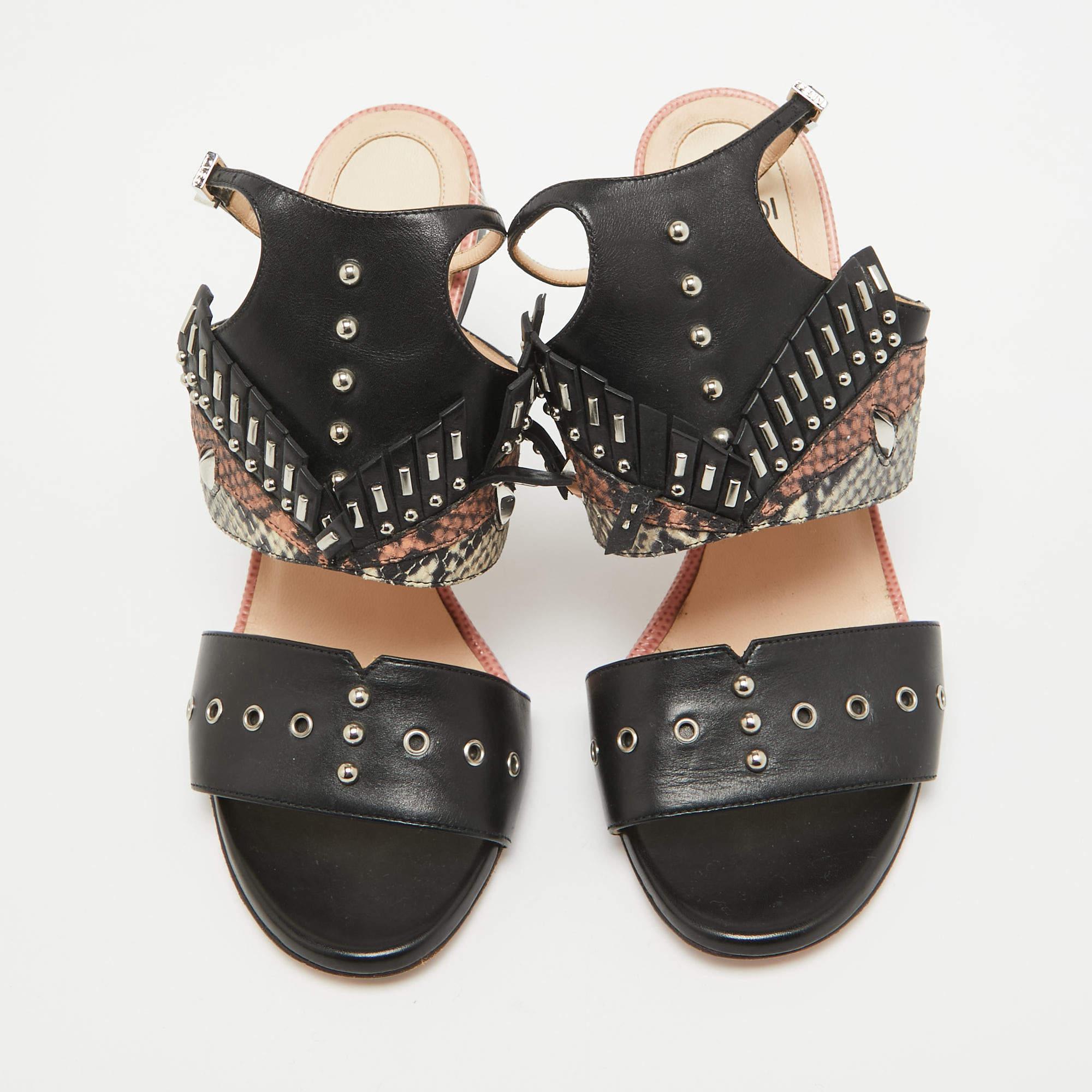Noir Fendi - Sandales Rocker Bug en cuir noir clouté Taille 36 en vente