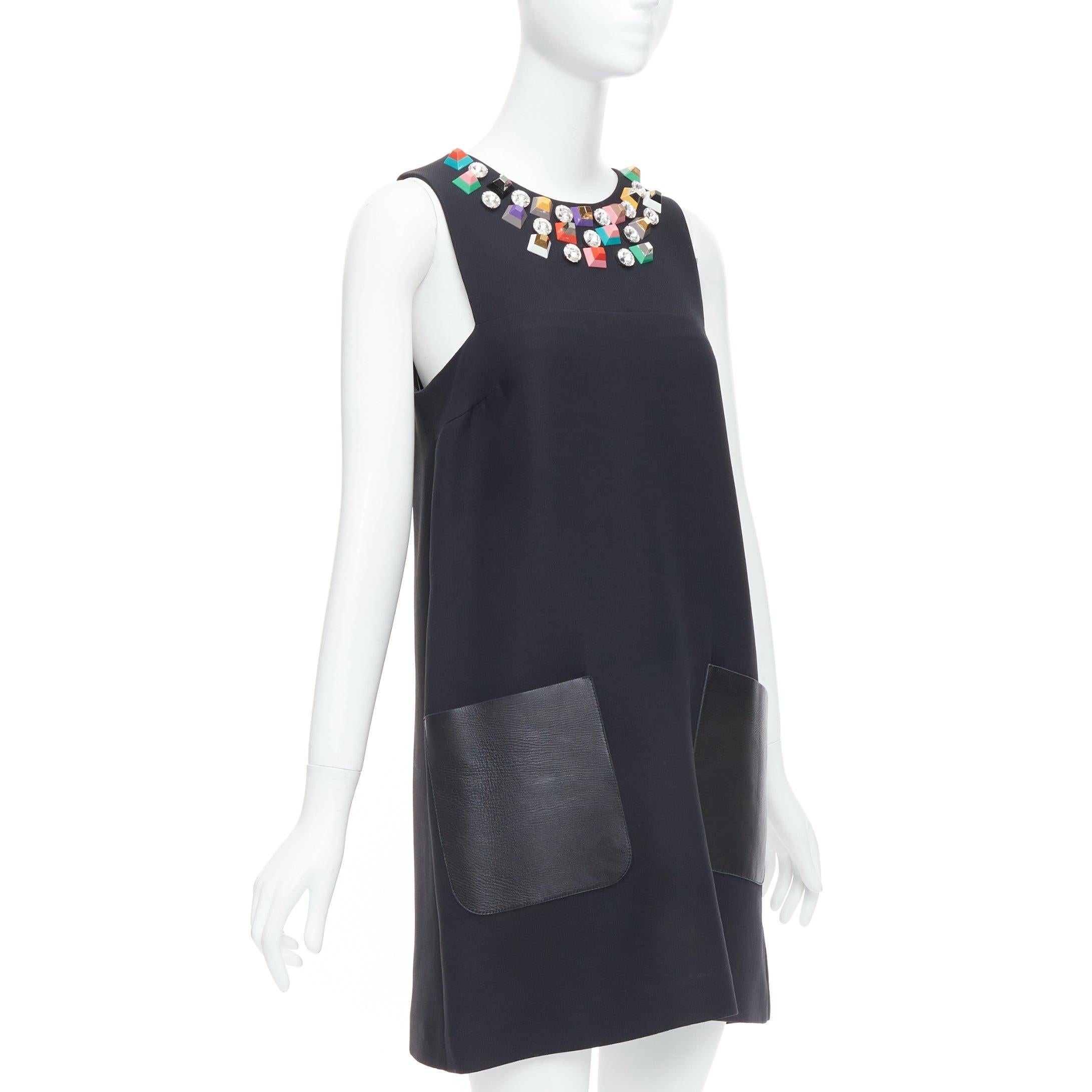 FENDI vestido negro con tachuelas, escote de pedrería y bolsillos de parche de cuero IT42 M Negro en venta