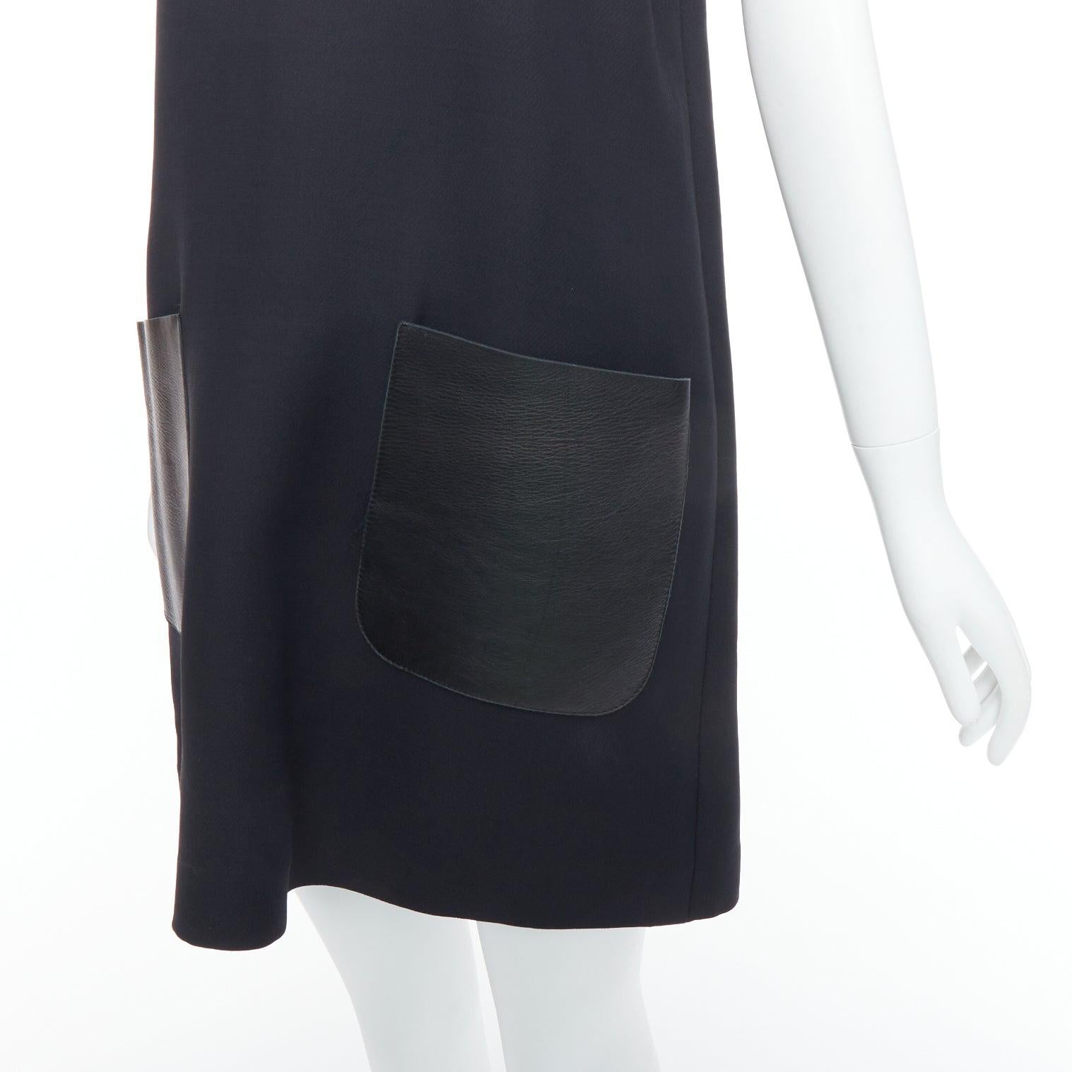 FENDI vestido negro con tachuelas, escote de pedrería y bolsillos de parche de cuero IT42 M en venta 2