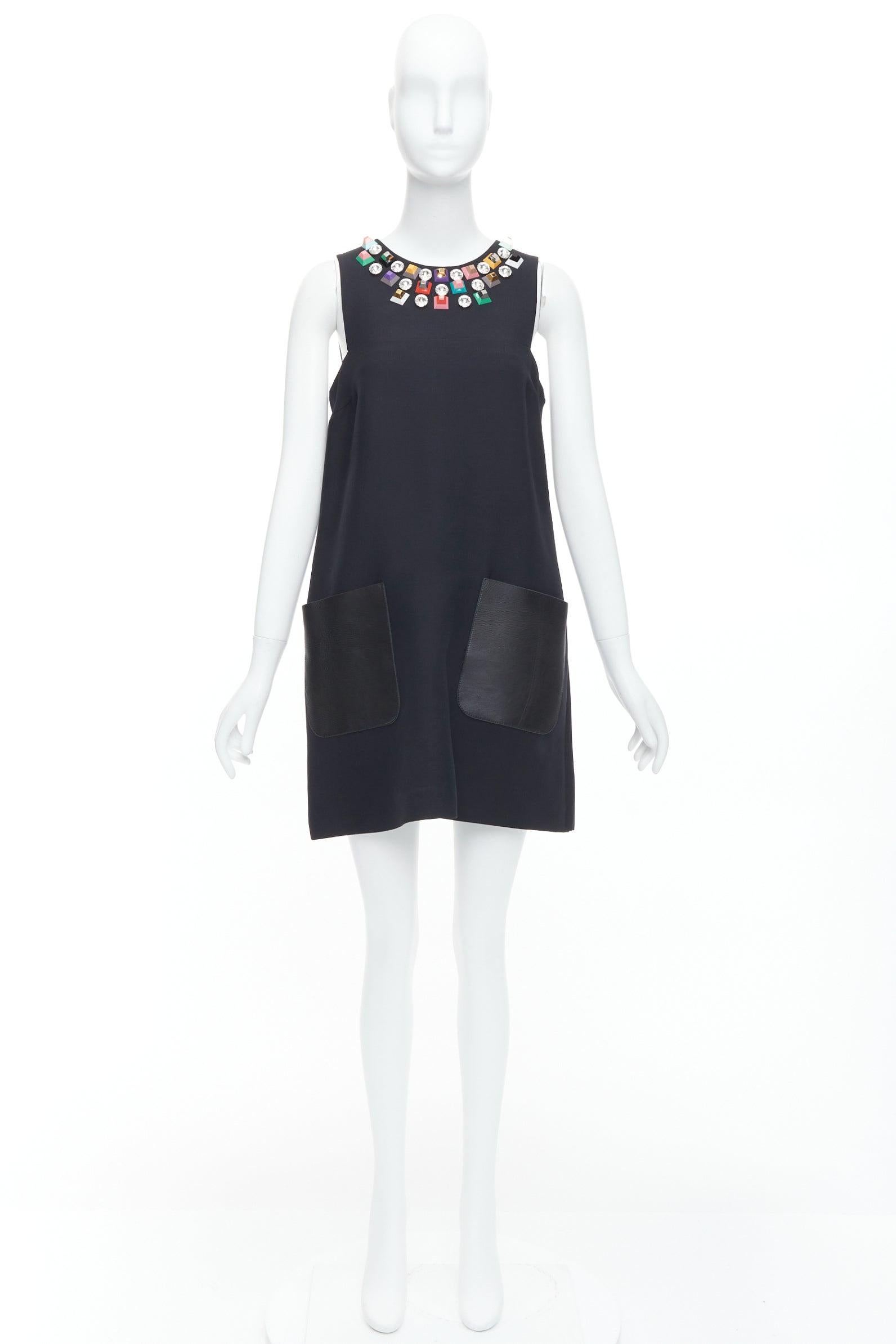 FENDI vestido negro con tachuelas, escote de pedrería y bolsillos de parche de cuero IT42 M en venta 4