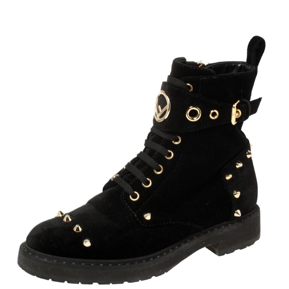 Get set to take the center stage in these ankle boots from Fendi! The black pair is crafted from velvet and styled with round toes and lace-ups on the vamps. The boots flaunt eye-catching details like the gold-tone 'F' logo, eyelets, stud
