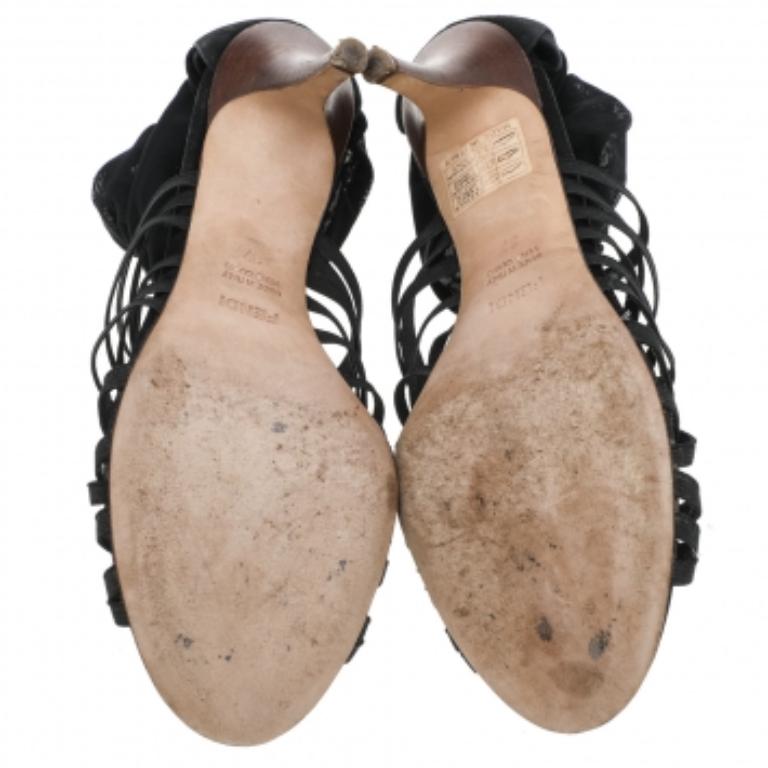 Fendi, l'une des plus célèbres maisons de couture, est connue pour son savoir-faire artisanal dans le domaine de la chaussure. Confectionné en daim et élastique dans une teinte noire, ce modèle à brides ornera vos pieds de la plus belle des
