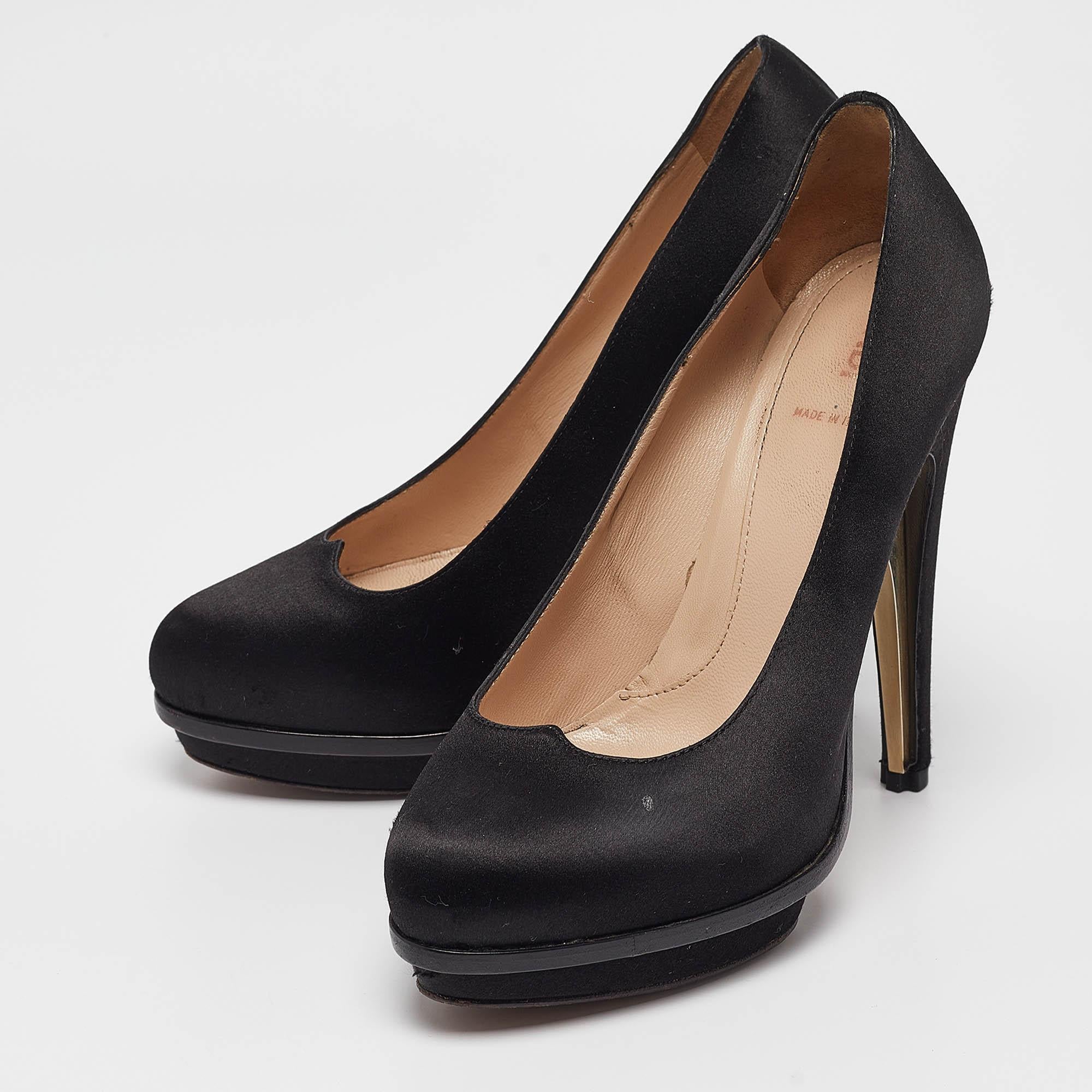 Descubre la elegancia del calzado con estos zapatos de salón de diseño para mujer. Meticulosamente diseñados, estos tacones combinan moda y comodidad para que brilles en cualquier situación.
