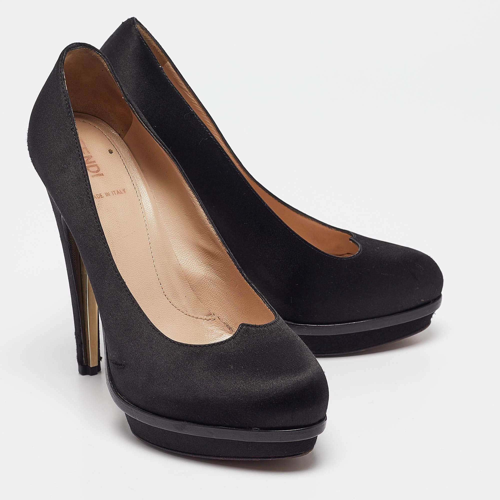 Fendi Black Suede Block Heel Pumps Size 37 en Bastante bueno estado para la venta en Dubai, Al Qouz 2