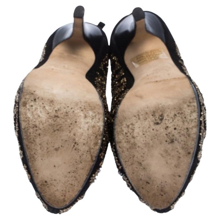 Vous ne manquerez pas d'étonner les badauds avec ces bottines de Fendi, car elles sont absolument magnifiques ! Méticuleusement confectionnées en daim, elles sont disponibles en noir et sont ornées de cristaux formant un motif complexe. Elles sont