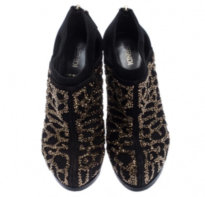 Fendi - Bottines en daim noir à plateforme ornée de cristaux - Taille 37 État moyen - En vente à Dubai, Al Qouz 2