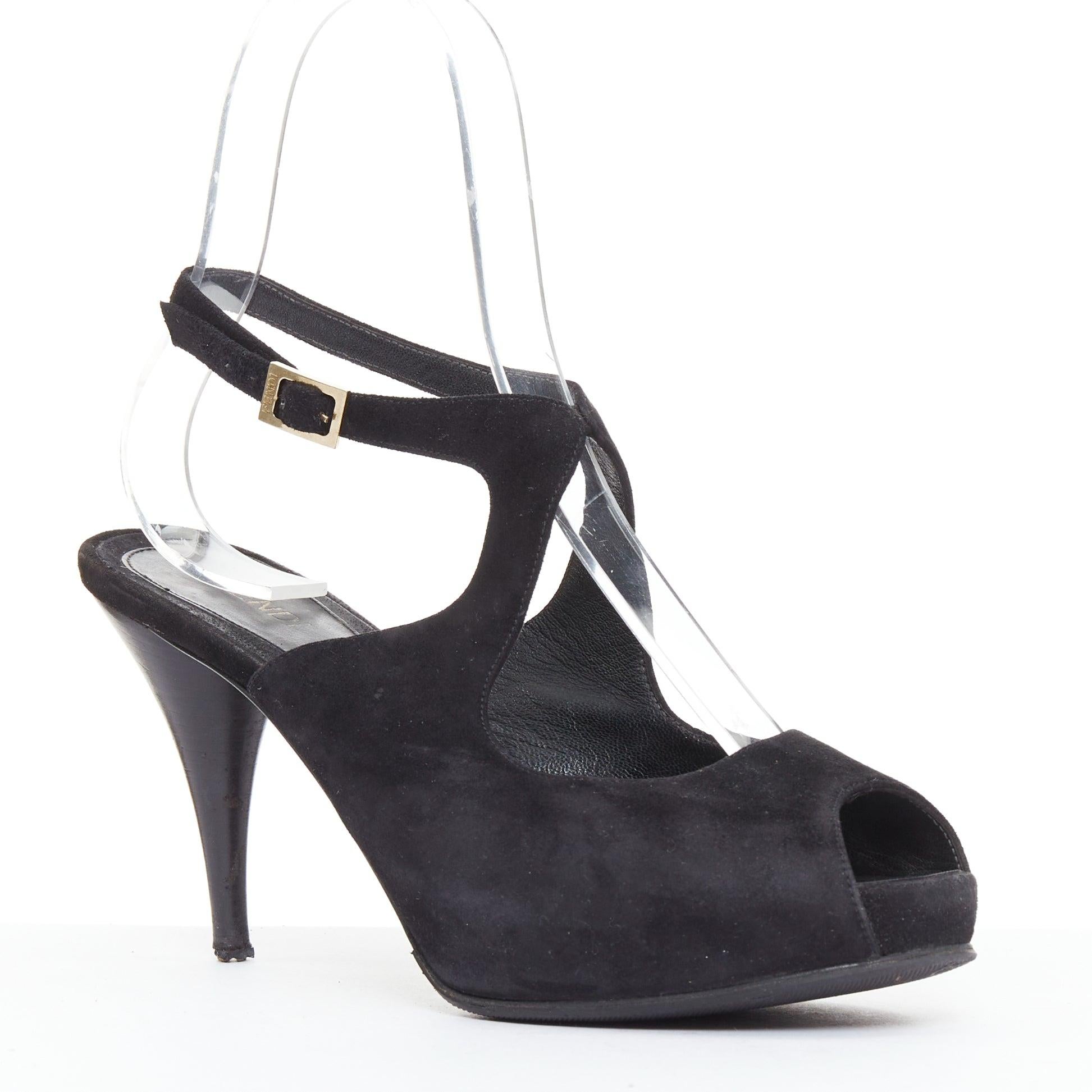 Escarpins peep toe en daim noir à boucle dorée FENDI EU37
Référence : GEGG/A00208
Marque : Fendi
MATERIAL : Suède
Couleur : noir, or
Motif : Solide
Fermeture : Boucle
Doublure : Cuir noir
Fabriqué en : Italie

CONDITION :
Condition : Passable, cet