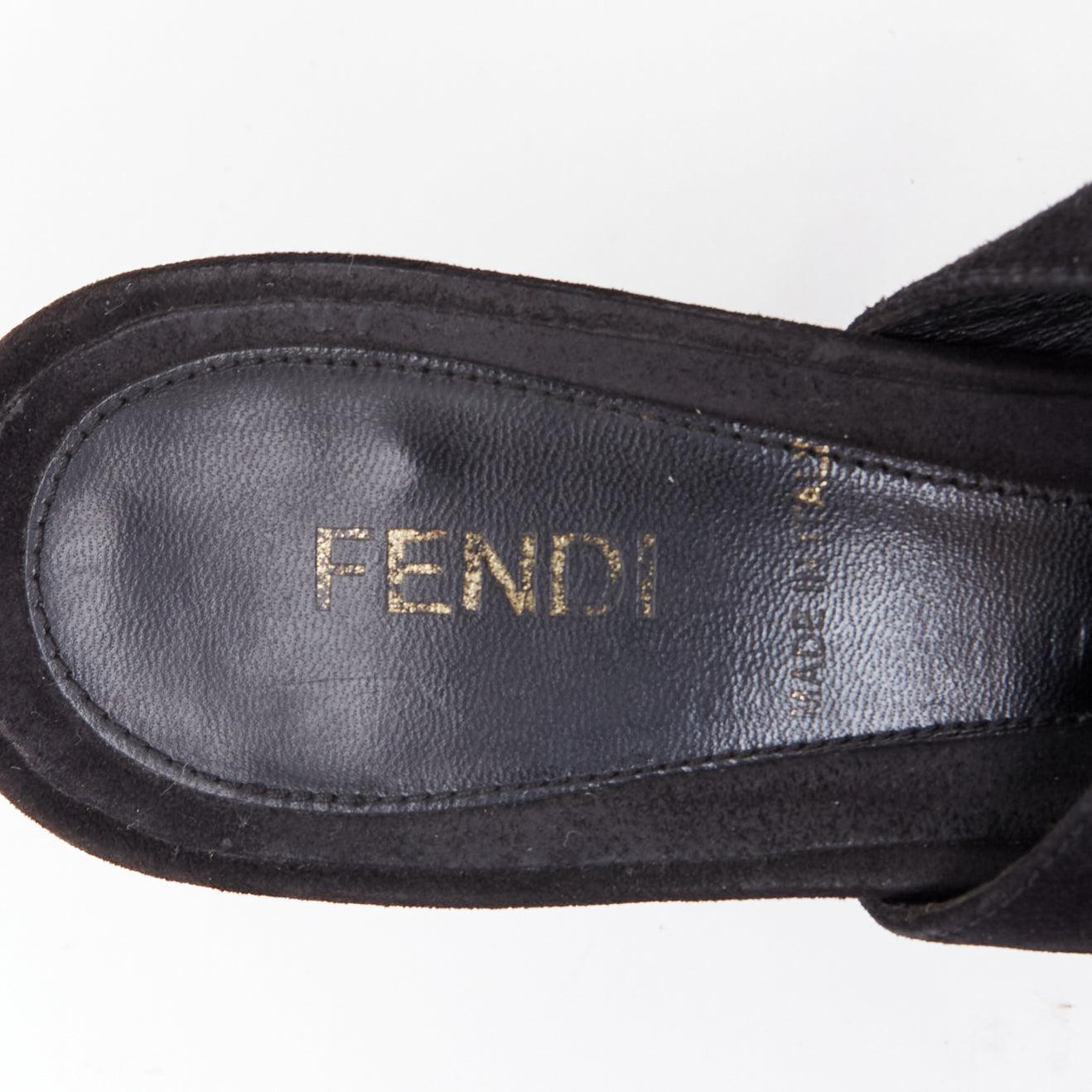 Escarpins peep toe en daim noir à boucle dorée FENDI EU37 en vente 4
