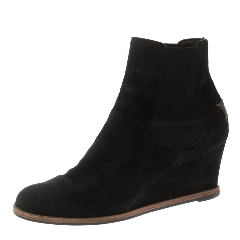 These ankle boots from Fendi are are a perfect blend of comfort and style! The black boots have been crafted from suede and elastic bands and feature round toes. They flaunt a brand logo detailing on the heel counters and come equipped with leather