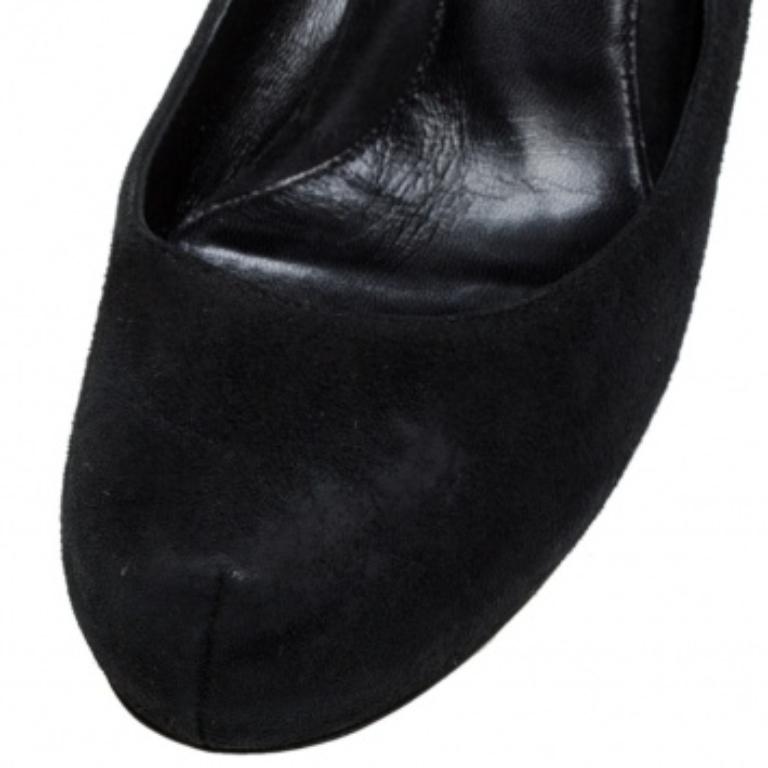 Flawless, these Fendi pumps will prove to be an amazing buy! They are brought to life using black suede and styled with round toes and 9.5 cm heels that feature Fendi's signature Zucca pattern. Comfortable leather-lined insoles complete this