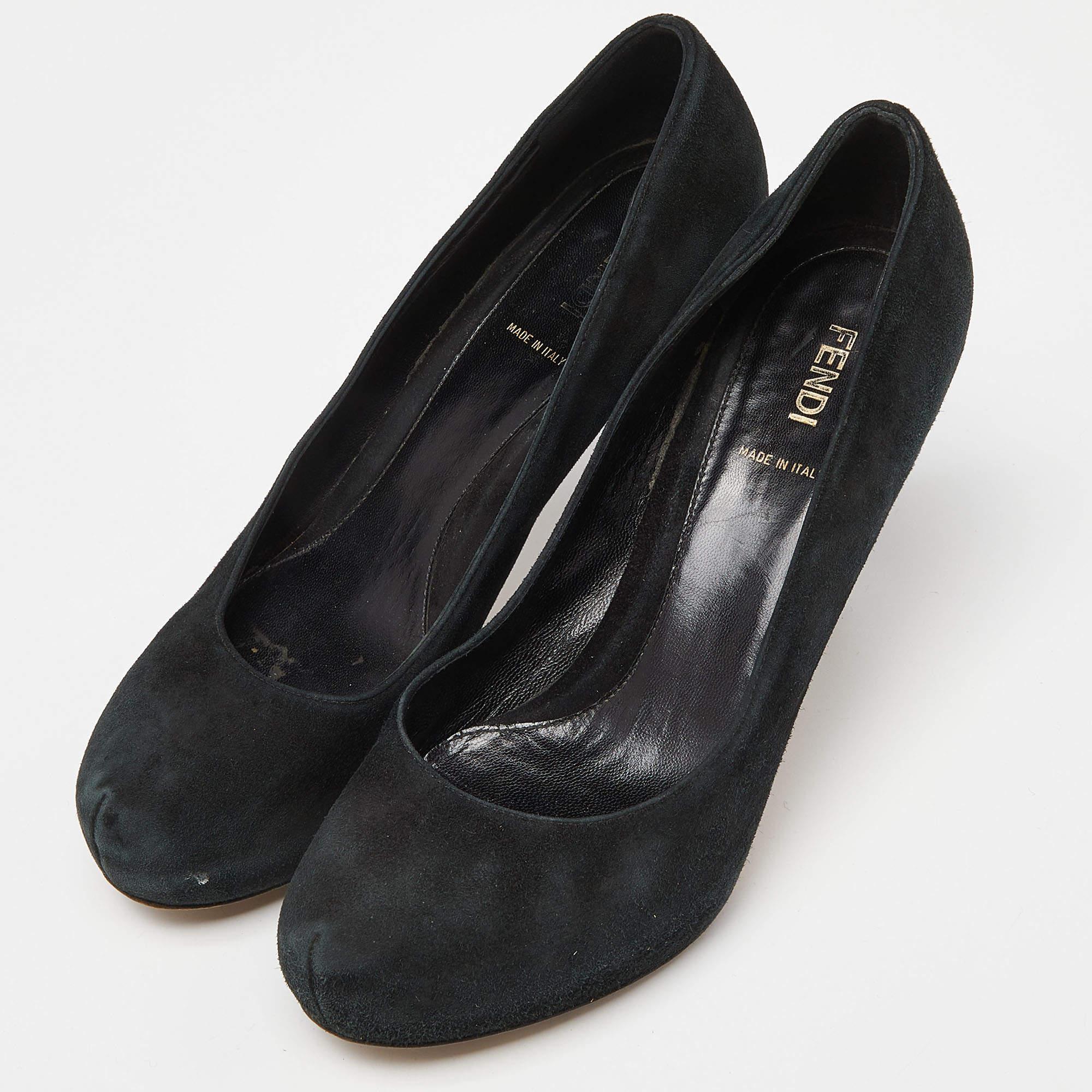 Des chaussures merveilleusement fabriquées ajoutées avec des éléments notables pour bien s'adapter et s'associer parfaitement à tous vos projets. Faites vôtres ces escarpins de créateurs dès aujourd'hui
