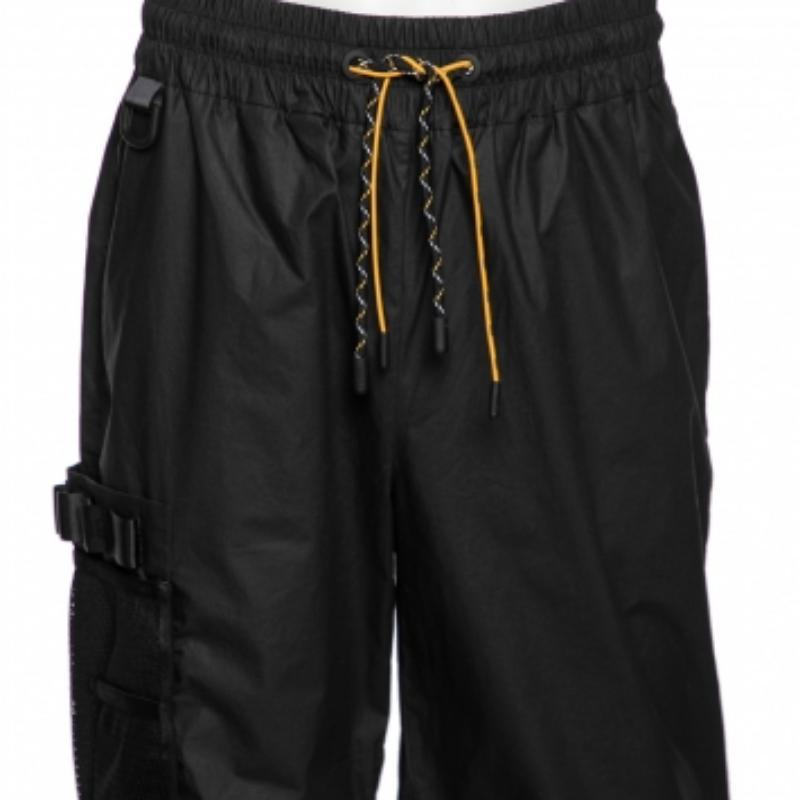 These Cargo trousers from the House of Fendi will make a comoftable addition to your closet. They are tailored using black synthetic fabric and feature a superb fit. They are adorned with a tie detail on the waistline. Sport a comfy look with these