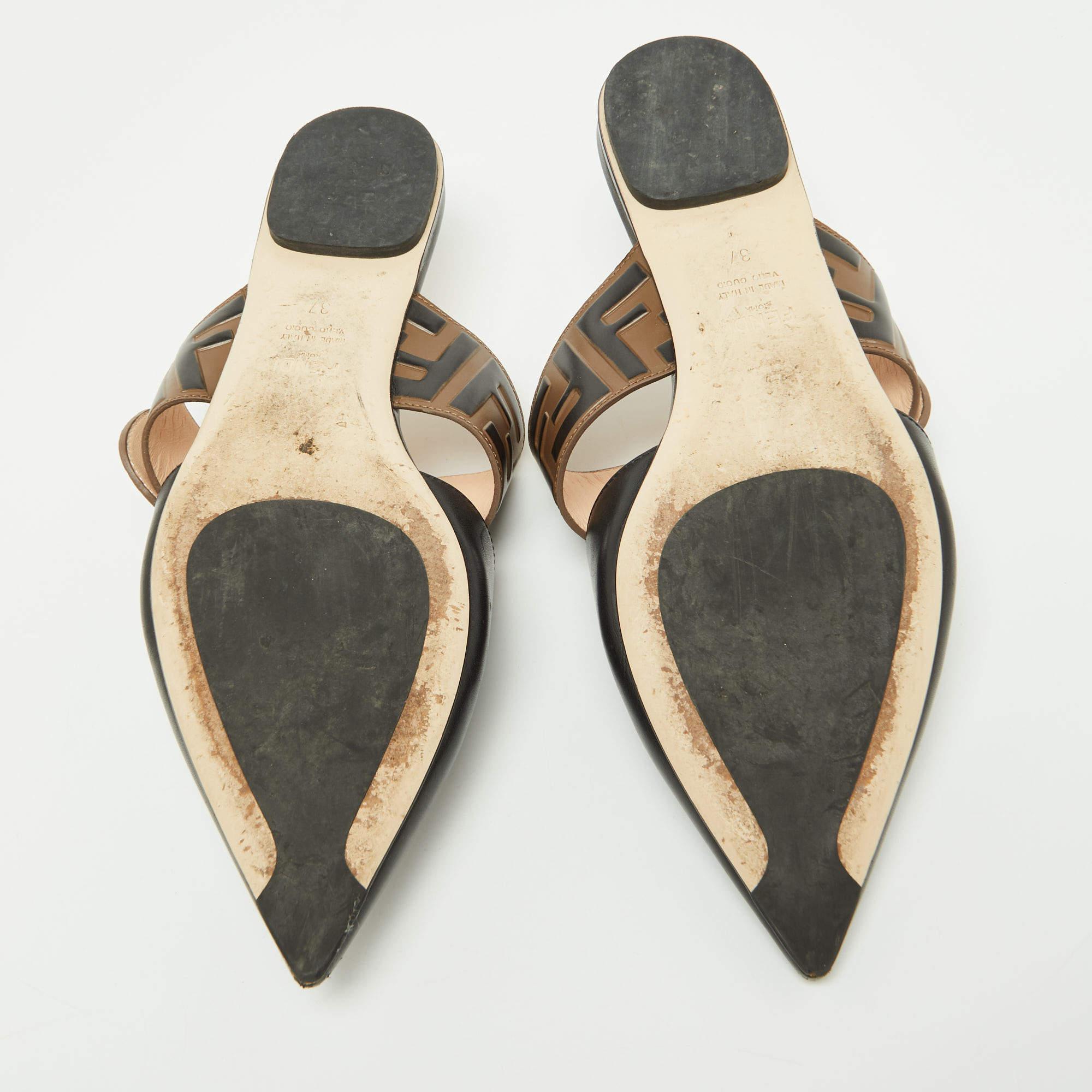 Women's Fendi Black/Tobacco Zucca Leather Flat Mule Sandals Size 37 For Sale
