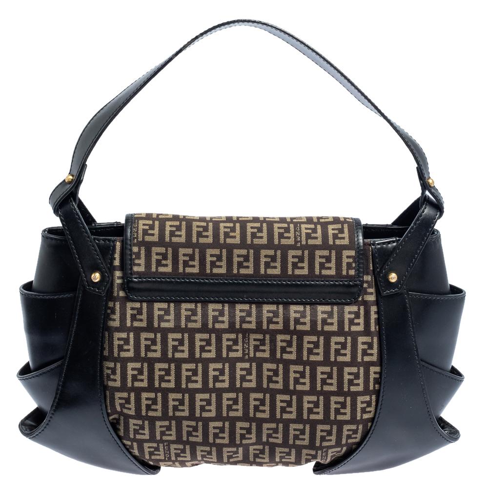 Diese Borsa Tuc Tasche von Fendi ist in der begehrtesten Silhouette gestaltet. Sie ist aus einer Kombination aus Zucchino-Canvas und Lederakzenten gefertigt und verfügt über einen Überschlag mit Druckverschluss. Das Innere der Handtasche ist mit