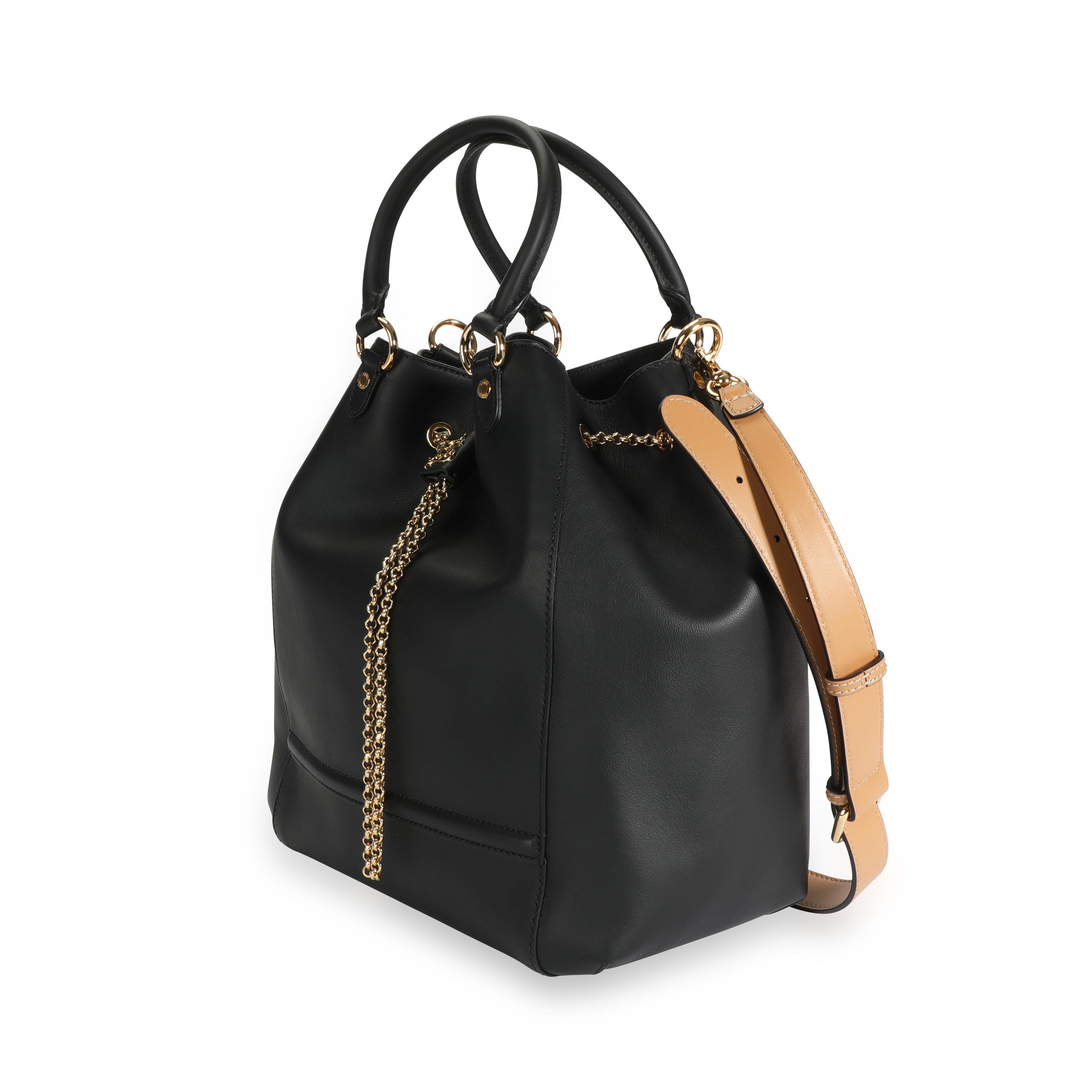 Fendi Vitello Schwarze Bucket Bag aus Leder mit Karligraphie-Kette Damen im Angebot