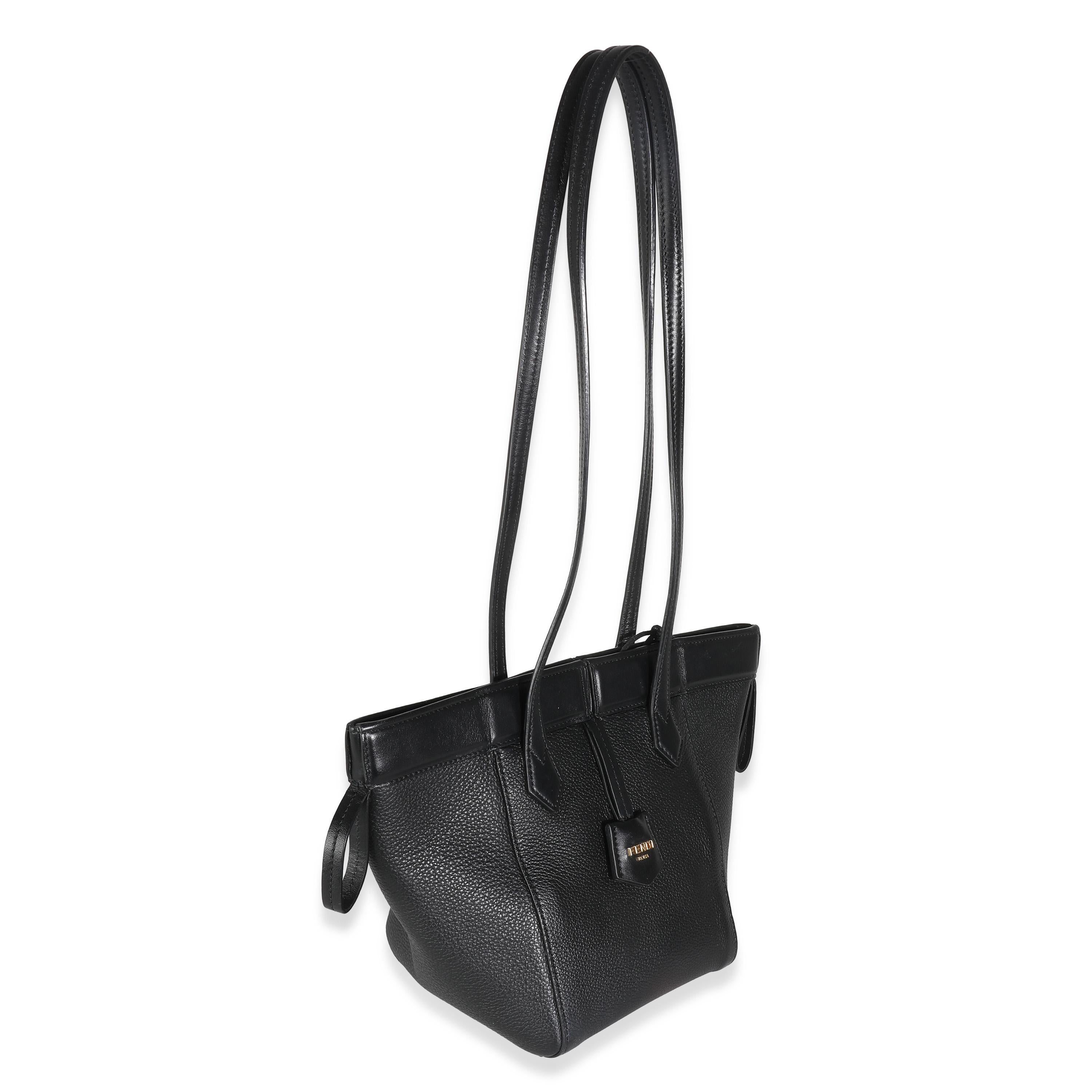 Titre du listing : Fendi Fourre-tout noir Vitello Mini Origami
SKU : 140194
MSRP : 1850.00 USD
Condit : Usagé 
Condition du sac à main : Très bon
Commentaires sur l'état : L'article est en très bon état avec des signes mineurs d'usure.    Marques et