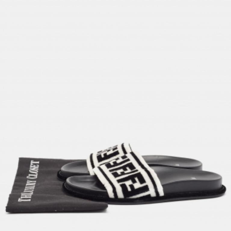 Fendi Schwarz/Weiß Pelz FF Flache Pantoletten Größe 38.5 im Zustand „Hervorragend“ im Angebot in Dubai, Al Qouz 2