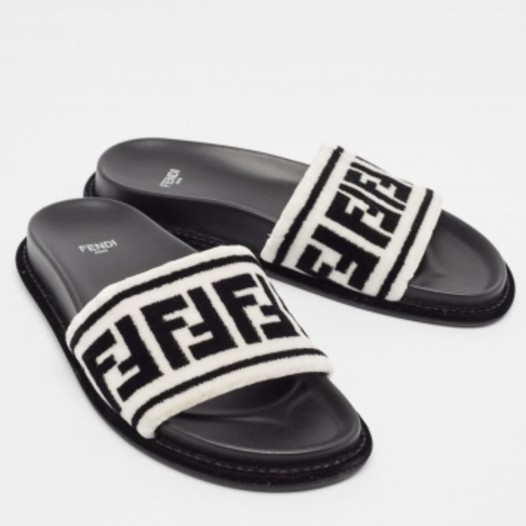 Fendi Schwarz/Weiß Pelz FF Flache Pantoletten Größe 38.5 im Angebot 1