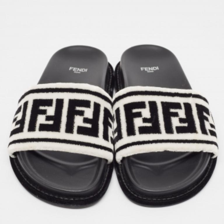 Fendi Schwarz/Weiß Pelz FF Flache Pantoletten Größe 38.5 im Angebot 2