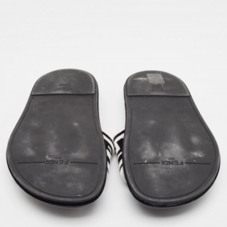 Fendi Schwarz/Weiß Pelz FF Flache Pantoletten Größe 38.5 im Angebot 4