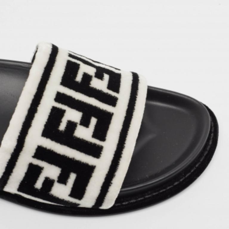 Fendi Schwarz/Weiß Pelz FF Flache Pantoletten Größe 38.5 im Angebot 5