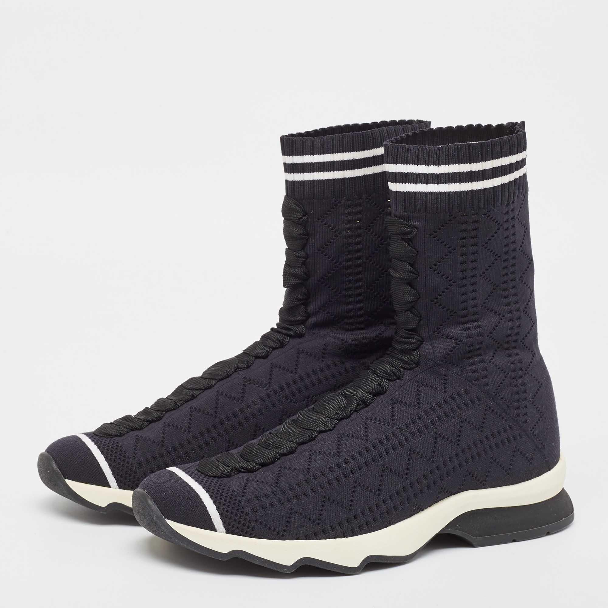 Queste sneakers di Fendi, ricche di stile e comfort, sono delicate per i piedi e ti permettono di scivolare durante la giornata. Hanno una tomaia elegante con dettagli in pizzo e sono montate su una resistente suola in gomma.