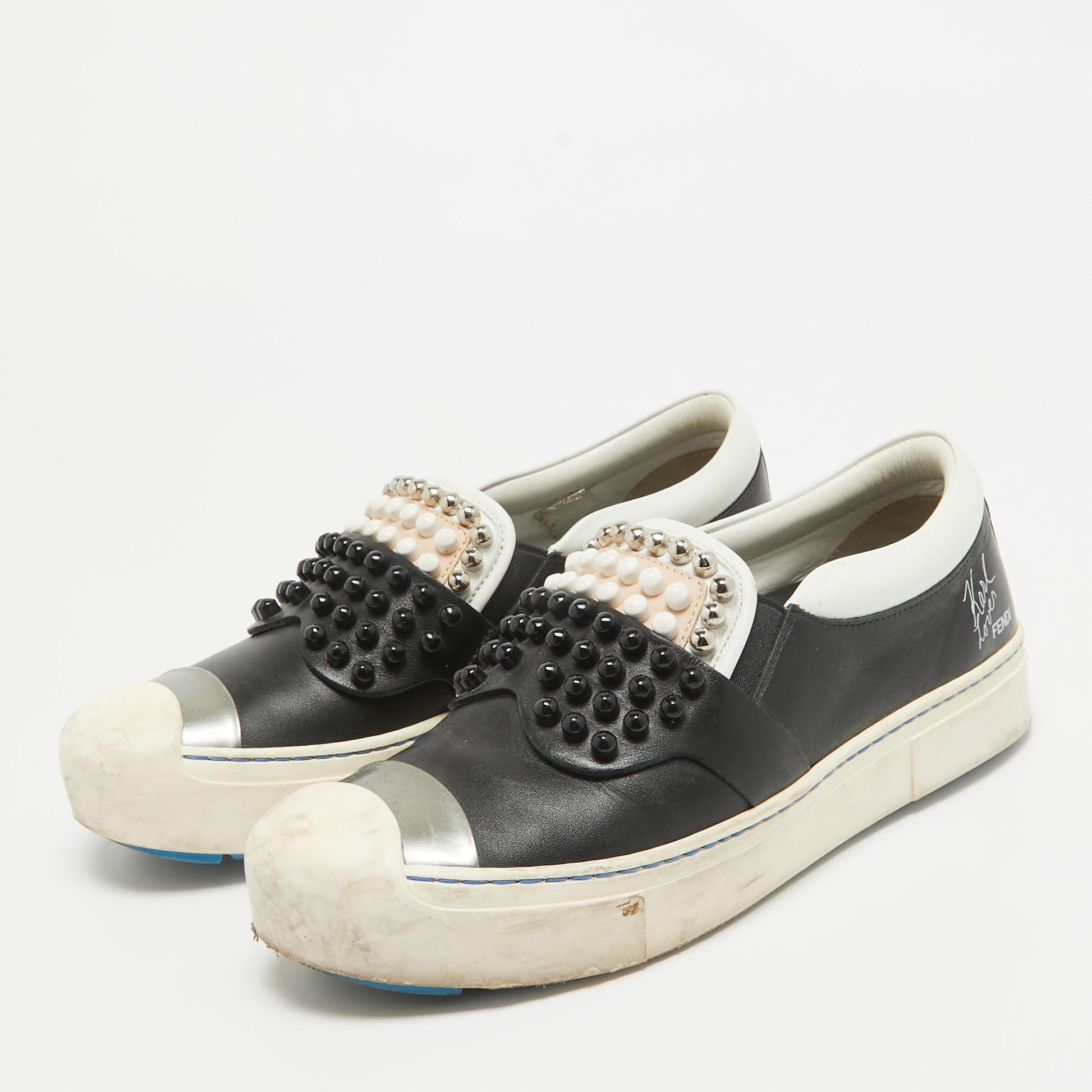 Adéntrate en el lujo de la moda con estas zapatillas de diseño. Estas zapatillas de primera calidad ofrecen una armoniosa mezcla de estilo y comodidad, perfectas para quienes exigen sofisticación a cada paso.