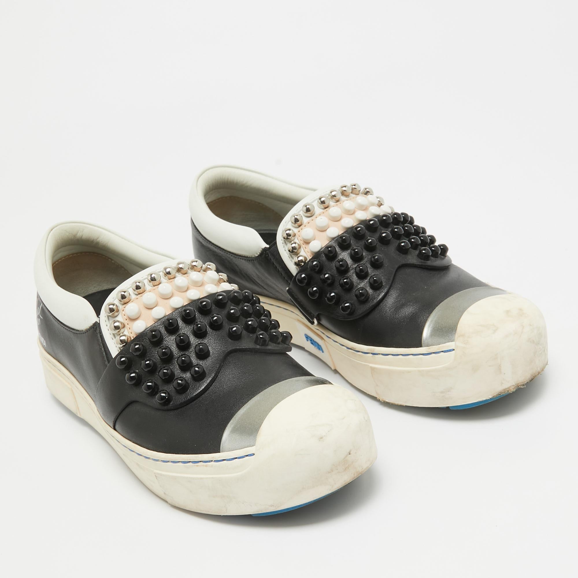 Fendi Negro/Blanco Cuero Tachonado Karl Lover Zapatillas Slip On Talla 37 en Bueno estado para la venta en Dubai, Al Qouz 2