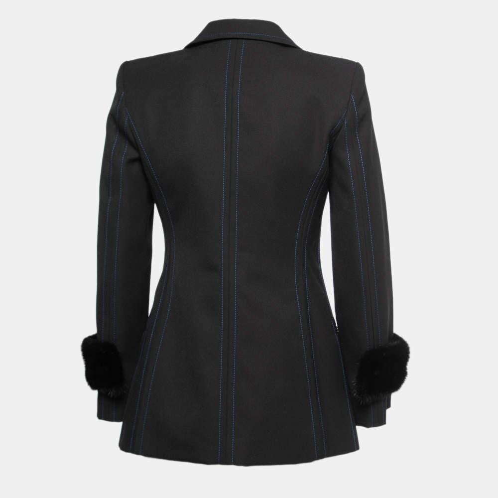 This blazer brings you both class and luxury as you wear it. It is highlighted with long sleeves and classic details, thus granting a polished, formal finish.

Includes: Exotic